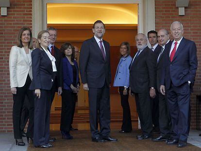 Mariano Rajoy, entonces presidente del Gobierno, con sus ministros, entre los que se encuentran Jorge Fernández Díaz y Cristóbal Montoro, en diciembre de 2011 en el palacio de La Moncloa.