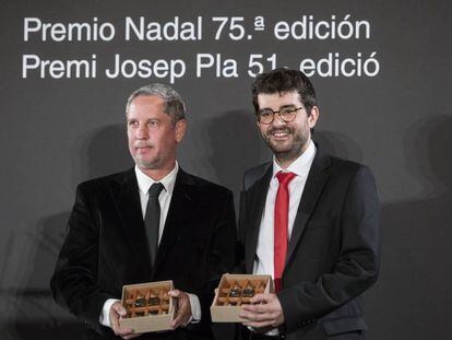 Guillermo Martínez, ganador del Nadal (izquierda) y Marc Artigau, que obtuvo el Josep Pla. 