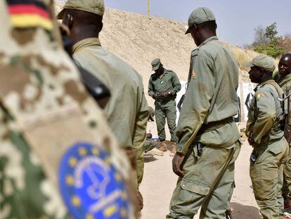 Soldados malienses reciben entrenamiento de la misión militar europea desplegada en Malí.