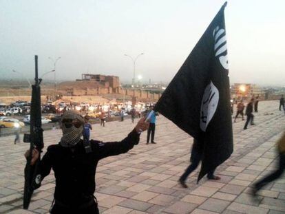 Un miembro del Estado Isl&aacute;mico en Mosul en junio de 2014.