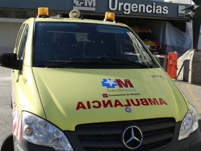 Una ambulancia del Sermas, aparcada en la zona de urgencias del Hospital La Paz. 