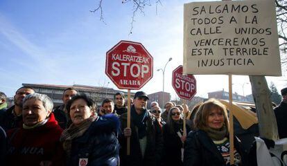 La plataforma Stop Desahucios, durante una concentración en Álava.