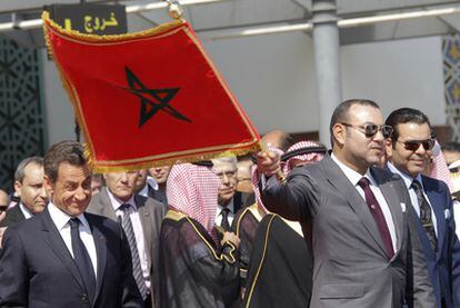 Sarkozy (izquierda) y Mohamed VI durante la inauguración de las obras de un tren, ayer en Tánger.