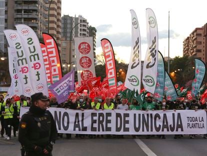 Protesta de los trabajadores de Unicaja contra el ERE, este martes en Málaga.