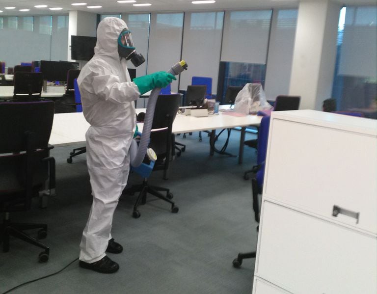 Un empleado de Anticimex durante la desinfección de una empresa.
