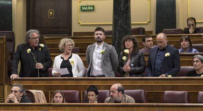 Diputados de Esquerra en el Congreso cantan 'Grândola Vila Morena'.
