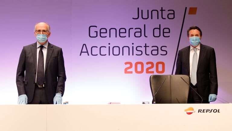 El presidente de Repsol, Antonio Brufau, (izq.) y el consejero delegado, Josu Jon Imaz, en la junta de accionistas 2020, este viernes.