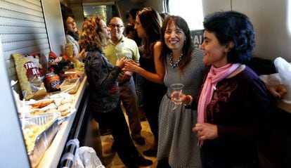 Un grupo de viajeros toma el aperitivo durante el trayecto de Madrid a Ciudad Real.