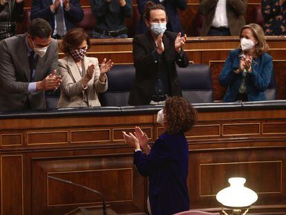El presidente del Gobierno, Pedro Sánchez, y algunos ministros aplauden tras la aprobación de los Presupuestos en el Congreso el 3 de diciembre.