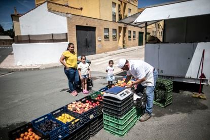 Uno de los vendedores ambulantes que cada jueves vende fruta en un mercadillo en Aldea del Cano (Extremadura).