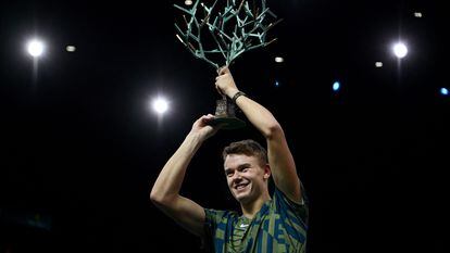 Rune eleva el trofeo de campeón en el Palais Omnisports de Bercy.