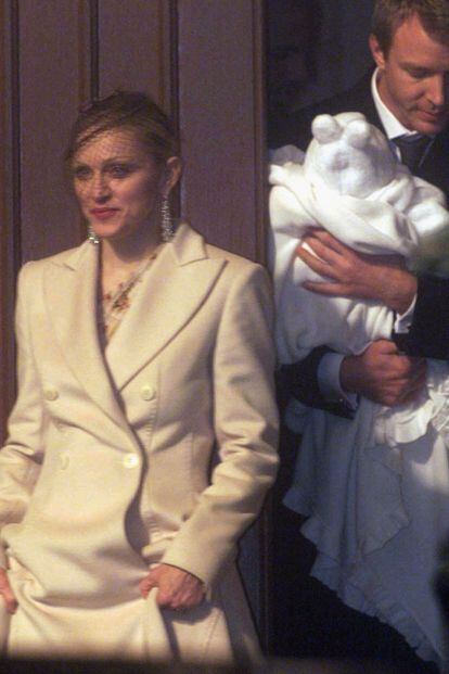 Un día feliz para Madonna, el de su boda con Guy Ritchie en 2000 en Escocia. En brazos de Guy, el pequeño Rocco.
