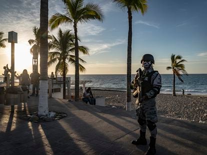 Elementos de la Guardia Nacional vigilan el Malecon de Puerto Vallarta, Jalisco.