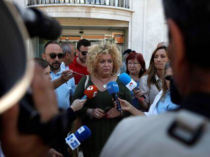 La alcaldesa de Aranjuez, Cristina Moreno, hace declaraciones tras el minuto de silencio para condenar el asesinato de dos vecinas de Aranjuez, el 10 de junio.