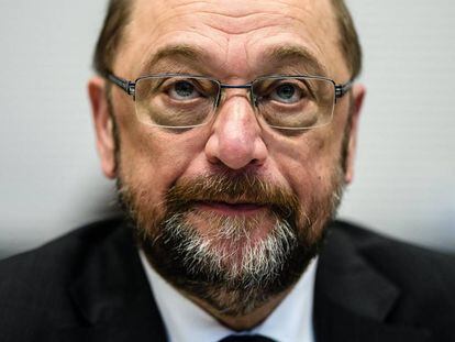 El l&iacute;der del Partido Socialdem&oacute;crata (SPD) alem&aacute;n, Martin Schulz, asiste a una reuni&oacute;n del grupo parlamentario de su partido en Berl&iacute;n, despu&eacute;s de que el SPD diera luz verde a la apertura de negociaciones formales para una nueva gran coalici&oacute;n con el bloque conservador de la canciller, Angela Merkel. 