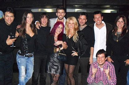 Esta fue la primera foto juntos de Gerard Piqué y Shakira, donde posan con, entre otros, Carles Puyol, compañero de Piqué, y su novia, Malena Costa y con la maquilladora de la cantante, Beatriz Matallana (junto a ella), durante la celebración de los cumpleaños de Piqué y de Shakira, en una fotografía que Piqué colgó en Twitter en 2011. Con ella reventaron la exclusiva pretendida por muchos medios, que buscaban fotografiarles juntos antes de que anunciaran su relación, algo que hicieron en marzo de 2011.