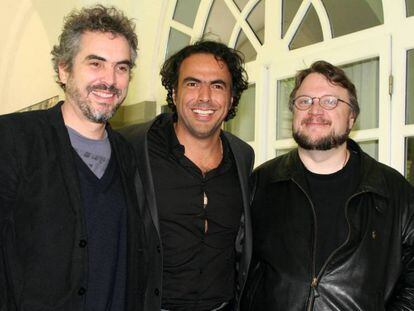 Alfonso Cuarón, Alejandro González Iñárritu y Guillermo del Toro. En vídeo, Del Toro recoge el Oscar a la mejor película.