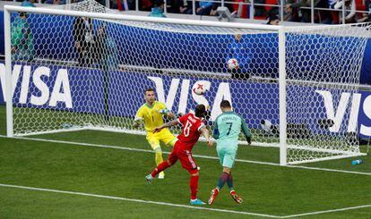 Cristiano marca de cabeza el gol de Portugal.