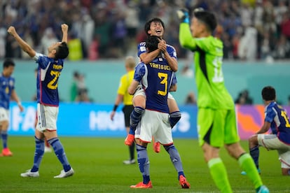 Los jugadores japoneses celebran la victoria frente a España.