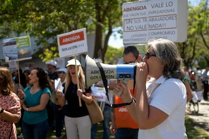 Trabajadores de Abengoa este jueves frente a la consejería de Transformación económica, Industria, Conocimiento y Universidades, donde varios representantes han mantenido una reunión con el consejero.