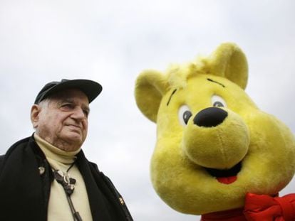 Hans Riegel, en 2009, junto al oso de la empres Haribo.