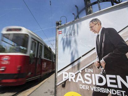 Un tranvía pasa junto a un cartel electoral del candidato progresista Alexander Van der Bellen.