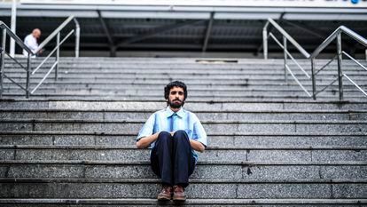 Antonio Pavón, auxiliar de enfermería en el Gregorio Marañón, en las escaleras frente al hospital madrileño el 23 de mayo de 2023.