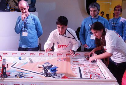 Uno de los colegios que participó ayer en la First Lego League, celebrada en Bilbao, disputando la prueba de robótica.