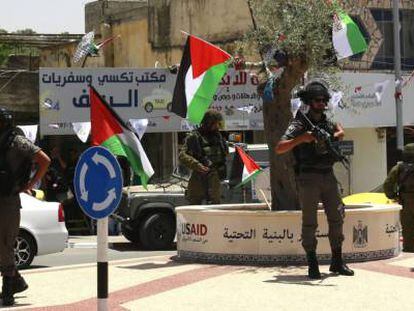 Soldados israelíes este miércoles en la inauguración de la reformada carretera Huwarah-Nablus, en Cisjordania.