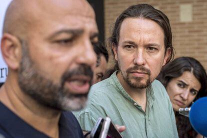 El secretario general de Podemos, Pablo Iglesias, junto a al secretario general del partido en Castilla-La Mancha, Jos&eacute; Garc&iacute;a Molina.