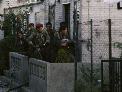 Guerrilleros del Frente Farabundo Mart&iacute; de Liberaci&oacute;n en un enfrentamiento con el Ej&eacute;rcito, en San Salvador, en 1989.