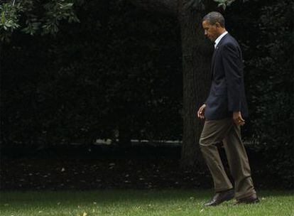 Barack Obama camina por los jardines de la Casa Blanca.