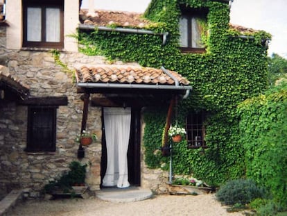 Entrada de una casa rural.