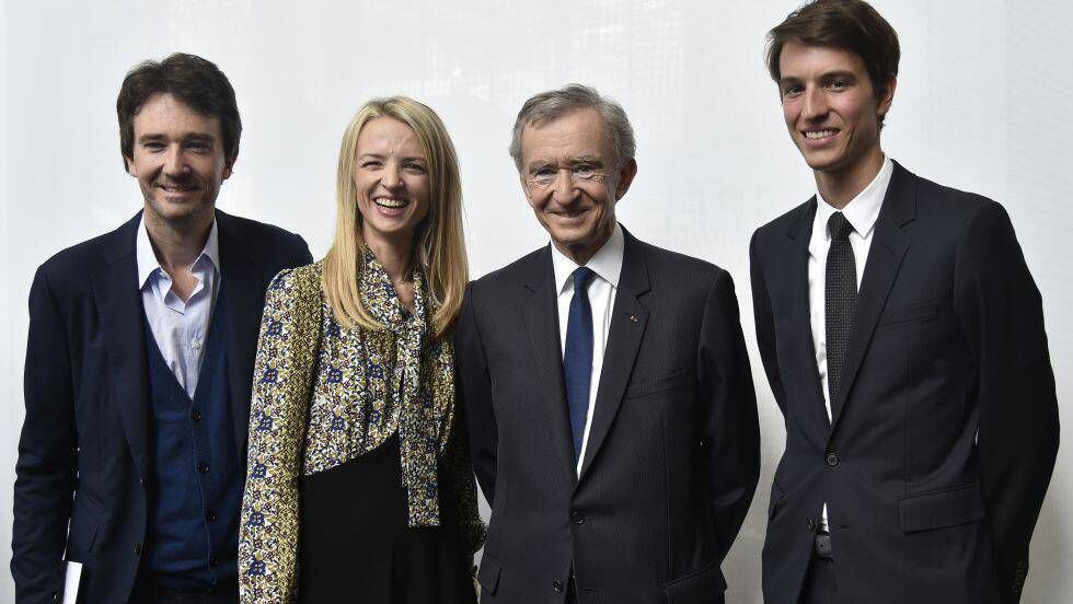 El presidente de LVMH, Bernard Arnault, con tres de sus cinco hijos (desde la izquierda) Antoine, Delphine y Alexandre.