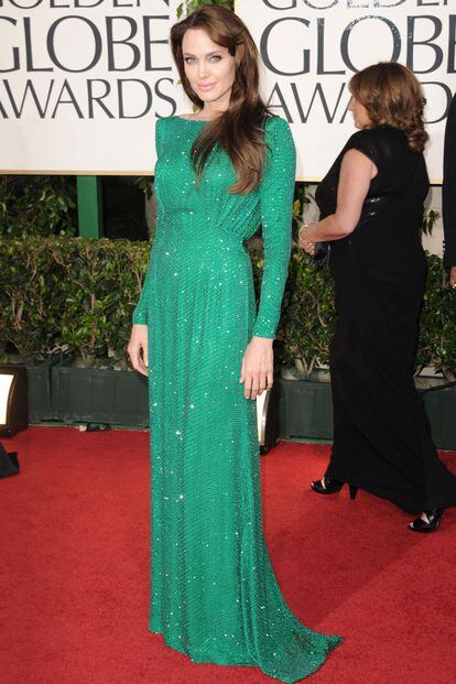 A pocas mujeres les favorece más el verde esmeralda que a Angelina Jolie. En la foto, la actriz posa en los Globos de Oro con un vestido de Versace.