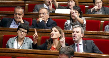 Diputados del PSC, ayer durante la votación de las resoluciones en el Parlamento catalán.