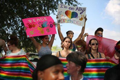 La gente muestra su apoyo en el funeral de una de las v&iacute;ctimas del atentado en Orlando.