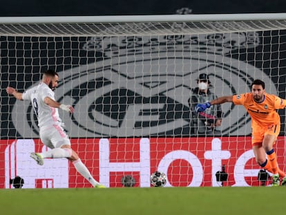 Benzema se dispone a tirar para marcar el primer gol del partido.