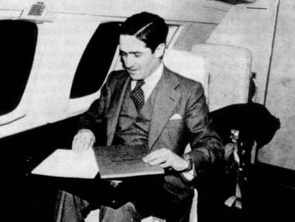 Juan Echevarría, de UCD, en la avioneta privada en la que fue a Madrid para registrar el proyecto de Estatuto del País Vasco.