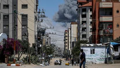 Una nube de humo se eleva sobre los edificios del centro de Gaza tras un ataque israelí este miércoles.