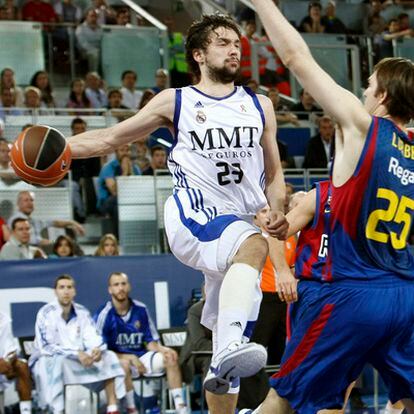 Sergio Llull entra a canasta ante la oposición de Lorbek.