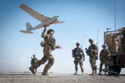 Un soldado ayuda en el lanzamiento de un drone en Afganist&aacute;n.