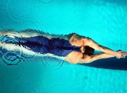 Michael Phelps nada por debajo del agua tras lanzarse a la piscina en la final de los 200 metros libre.