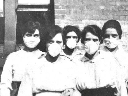 En la imagen actual, enfermeras de la Fundación Jiménez Díaz de Madrid. En la otra, un grupo de mujeres pertrechadas con mascarillas durante la epidemia de gripe de 1918, en Brisbane (Australia).