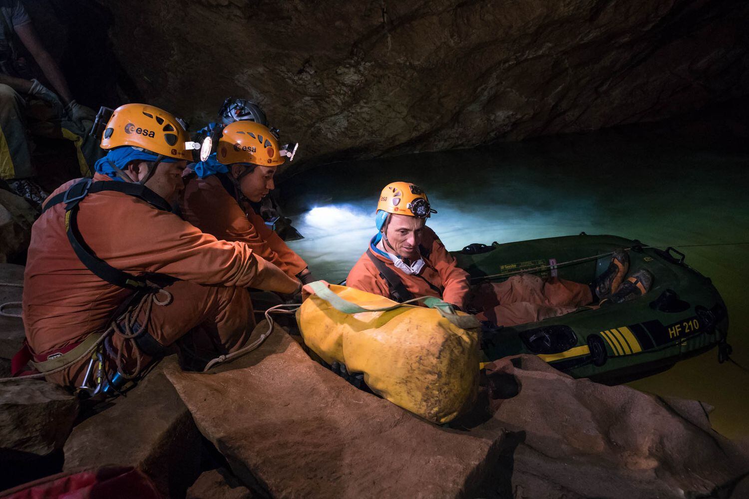 Pedro Duque durante un entrenamiento de la ESA en una cueva de Cerdeña.