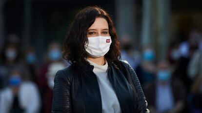 Isabel Díaz Ayuso visita los comercios de Alcalá de Henares.