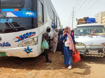 Sudaneses esperan este lunes para subir a un autobús que les lleve fuera de Jartum.