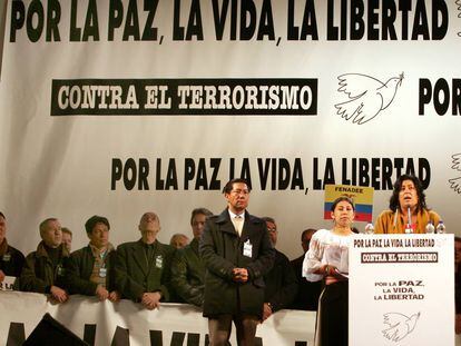 Almudena Grandes en enero de 2007 durante la lectura en la Puerta de Alcalá de Madrid del manifiesto de la marcha convocada en repulsa por el atentado cometido por ETA en el aeropuerto de Barajas en el que perdieron la vida dos jóvenes ecuatorianos.