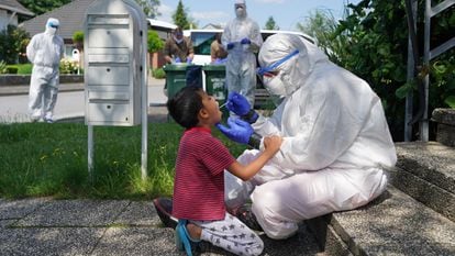 Un trabajador de la Cruz Roja toma una muestra de un niño, en St. Vit (Alemania), este martes.