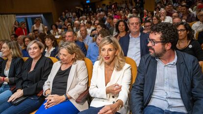 La ministra de Trabajo y líder de Sumar, Yolanda Díaz, durante la presentación del dictamen jurídico sobre la amnistía. A la izquierda, Ada Colau, exalcaldesa de Barcelona y la cineasta Isona Passola.